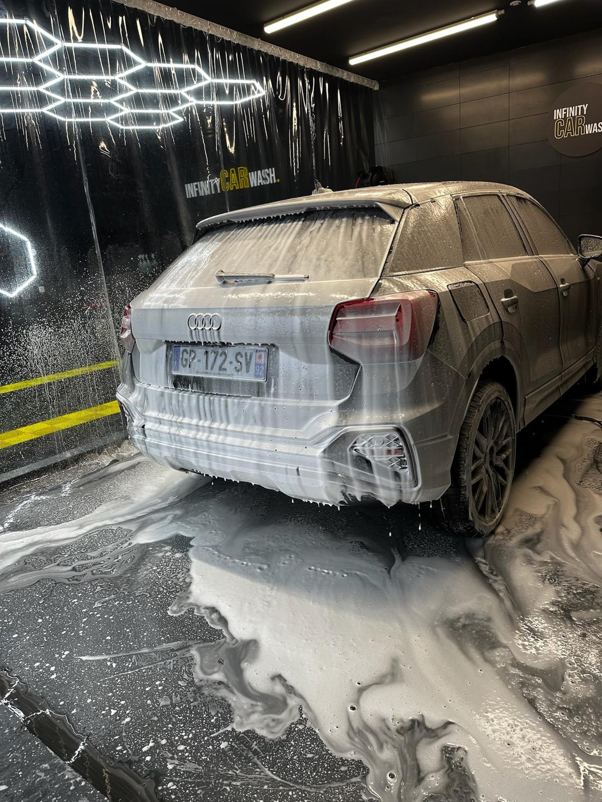 Audi Q2 recouverte de mousse active pendant le prélavage